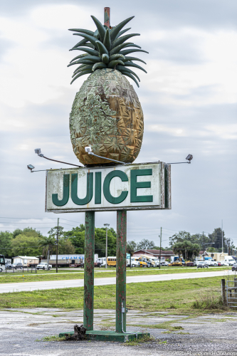 The abandoned Plantation Paradise gift shop and juice stand in Lake Placid, Florida.