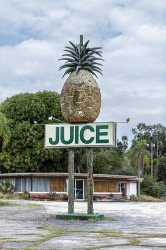 The abandoned Plantation Paradise gift shop and juice stand in Lake Placid, Florida.