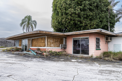 The abandoned Plantation Paradise gift shop and juice stand in Lake Placid, Florida.