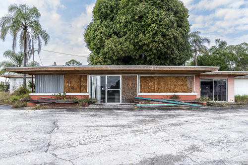 The abandoned Plantation Paradise gift shop and juice stand in Lake Placid, Florida.