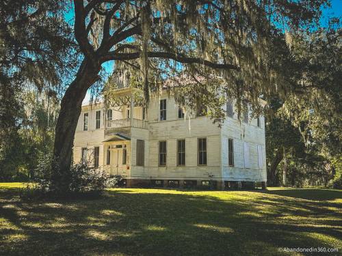 Images of the historic Rochelle School House in Central Florida.