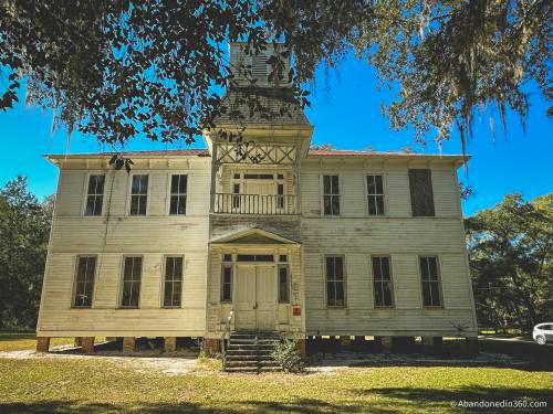 Images of the historic Rochelle School House in Central Florida.